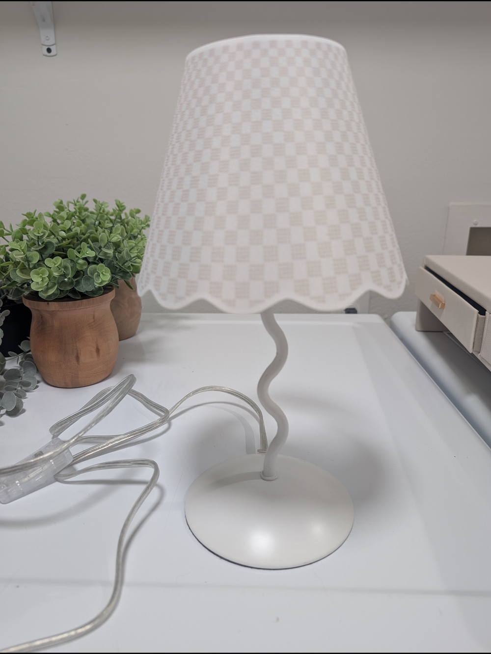 White Scalloped Table Lamp with Wavy Stem